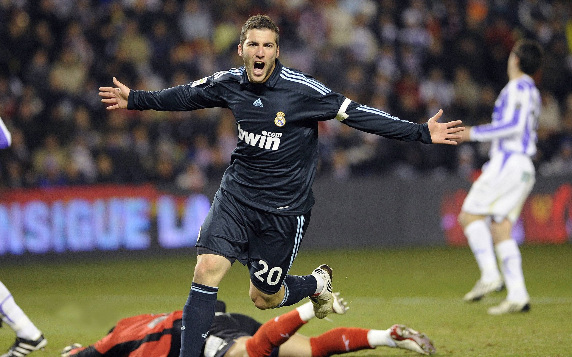 塔特稳定的发挥帮助袋鼠队克服强敌，屡次逆转比赛