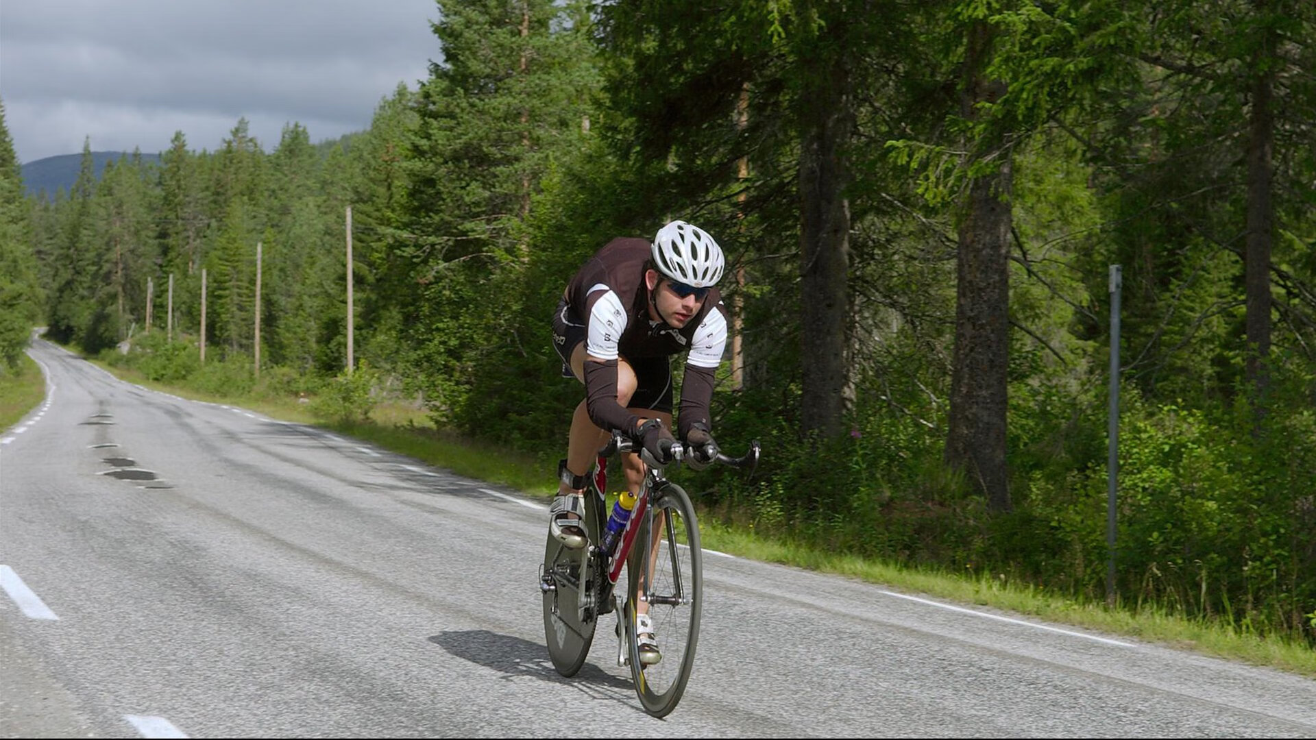 黄蜂加练后球员自发清理场地展现职业态度，球队黄蜂